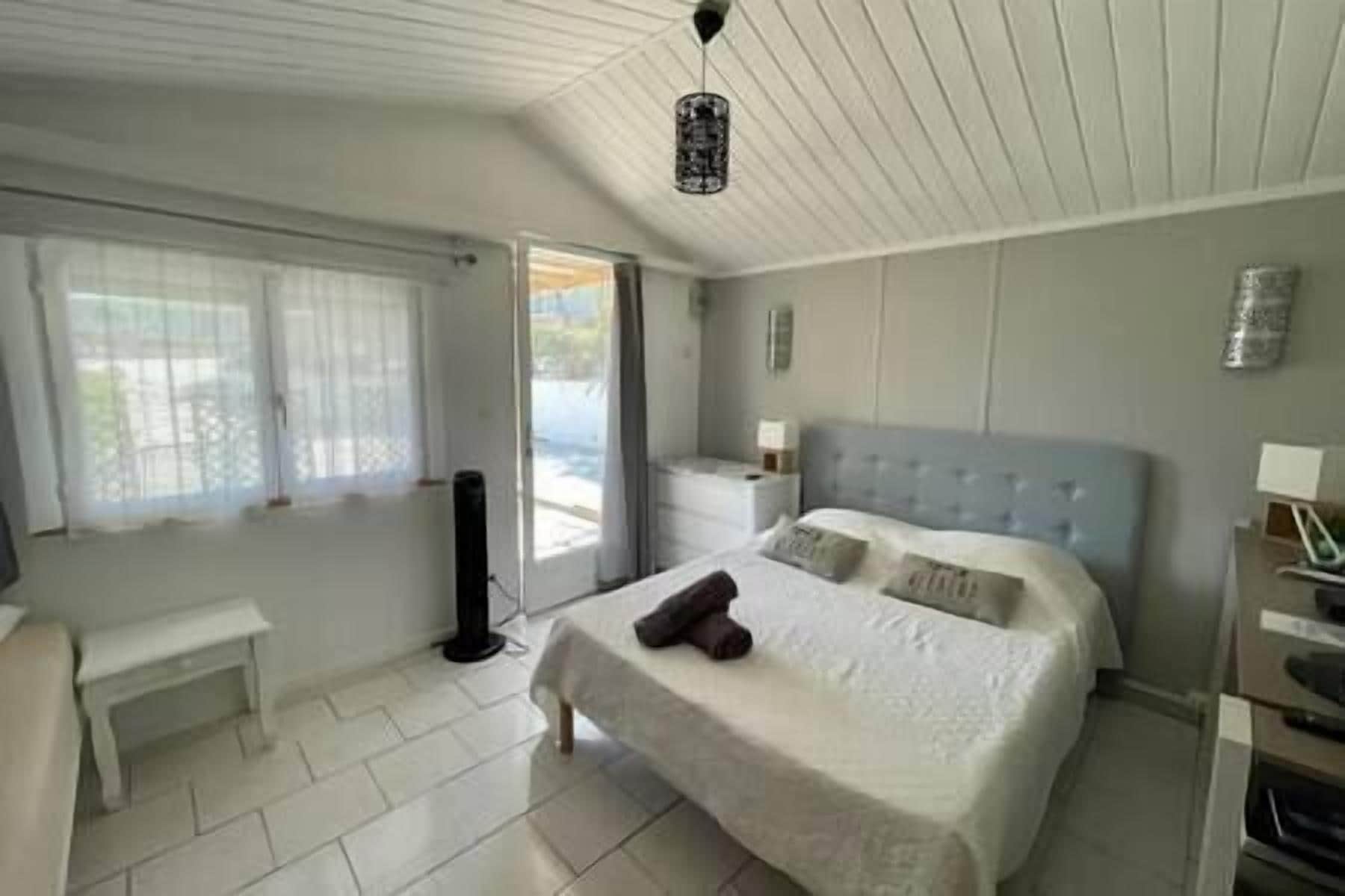 1 slaapkamer, een strijkplank/strijkijzer, wifi, beddengoed