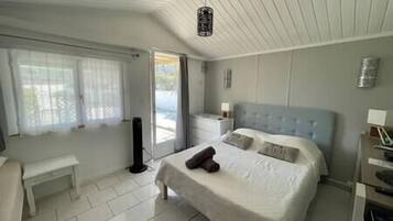 1 slaapkamer, een strijkplank/strijkijzer, wifi, beddengoed