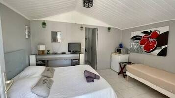 1 habitación, tabla de planchar con plancha, wifi y ropa de cama