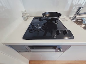 Réfrigérateur, micro-ondes, plaque de cuisson