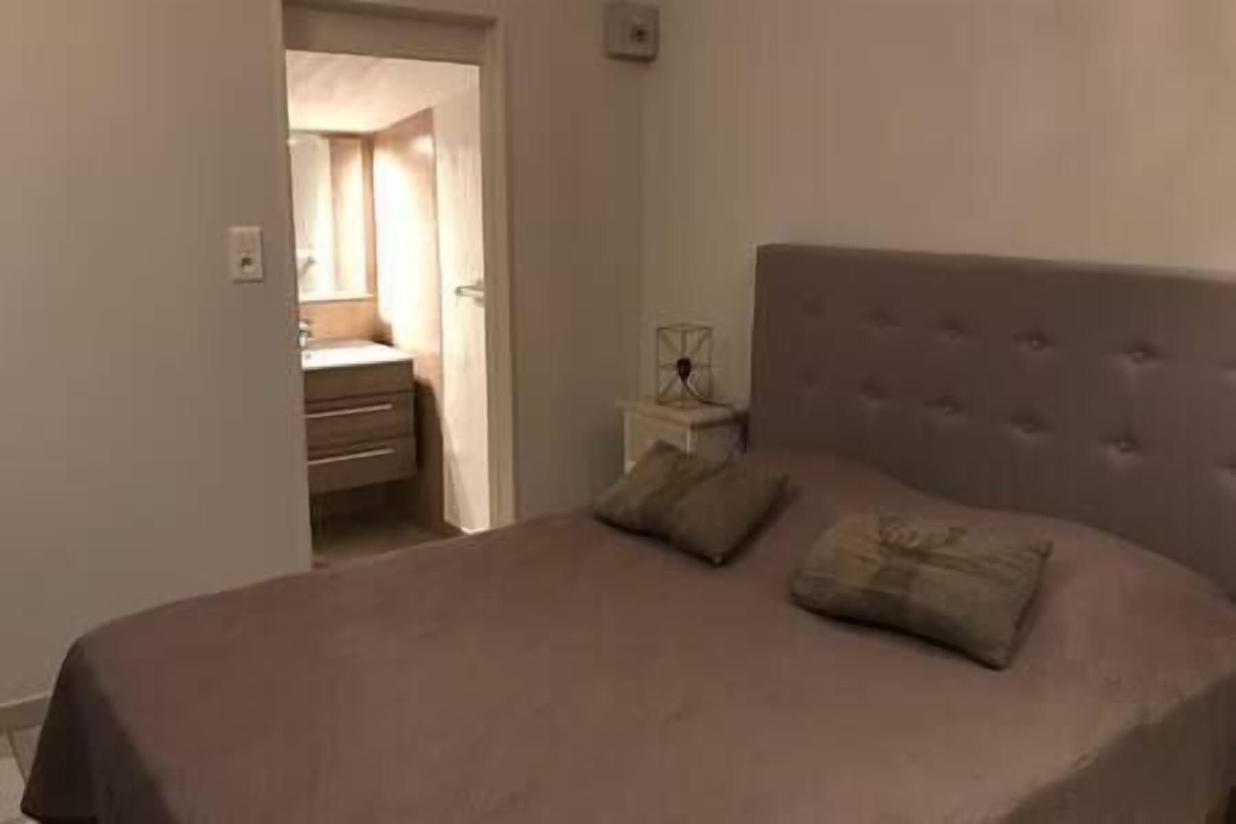 2 slaapkamers, een strijkplank/strijkijzer, wifi, beddengoed