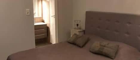 2 habitaciones, tabla de planchar con plancha, wifi y ropa de cama