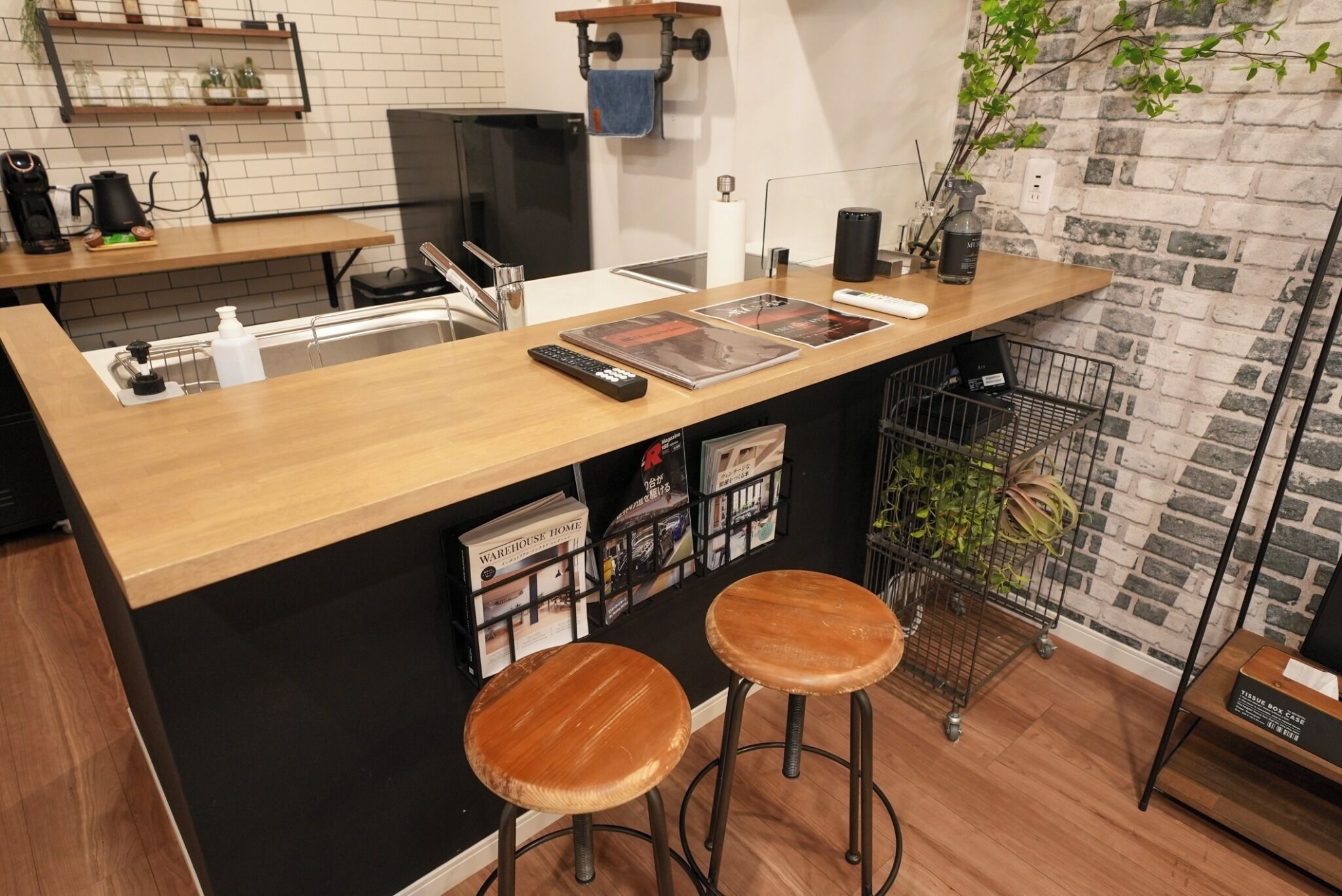 冷蔵庫、電子レンジ、コンロ、調理器具と食器