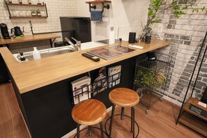 Frigorífico, microondas, placa de cocina y utensilios de cocina