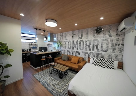 1 bedroom, desk, free WiFi, bed sheets. Hollywood Twin Room 2 single beds 12 people - Garage House Hotel ISHIUCHI BASE 02 / Hiroshima Hiroshima