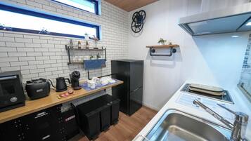 Refrigerador, microondas, parrilla de estufa y utensilios de cocina