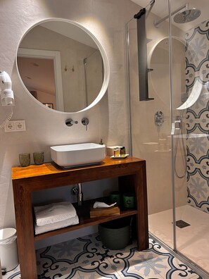 Shiraz | Bathroom | Shower, rainfall showerhead, free toiletries, hair dryer