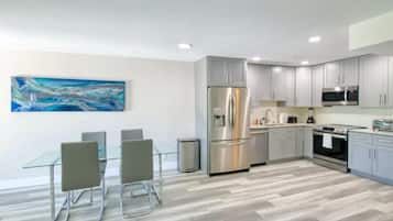 Executive Condo | In-room dining