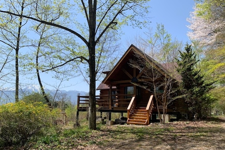 Exterior. Perfect for families Log house cottage Enjoy exceptional breakfast and BBQ on the wooden deck over / Hokuto Yamanashi