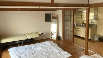 2 bedrooms, desk, free WiFi, bed sheets