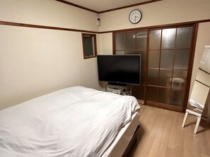 1 bedroom, desk, free WiFi, bed sheets