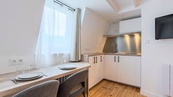 Réfrigérateur, micro-ondes, cafetière/bouilloire, grille-pain