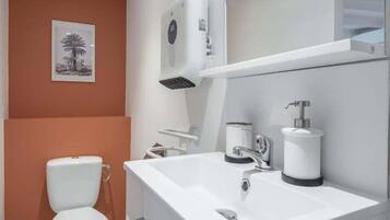 Douche, sèche-cheveux, serviettes fournies