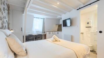 Bureau, fer et planche à repasser, accès Internet, draps fournis