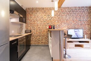 Kjøleskap, mikrobølgeovn, ovn og kokeplater