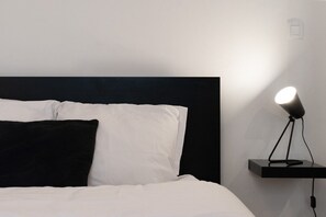 1 soverom, skrivebord, strykejern/-brett og internettilgang