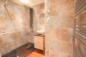 Een douche, een haardroger, handdoeken