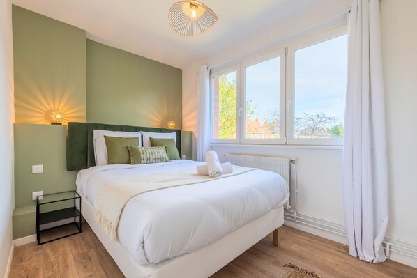 3 bedrooms, desk, iron/ironing board, internet