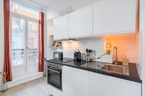 Kühlschrank, Mikrowelle, Ofen, Herdplatte