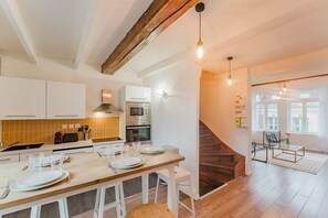 Fridge, microwave, oven, stovetop - Vieux Lille: bright, functional apartment (Lille)