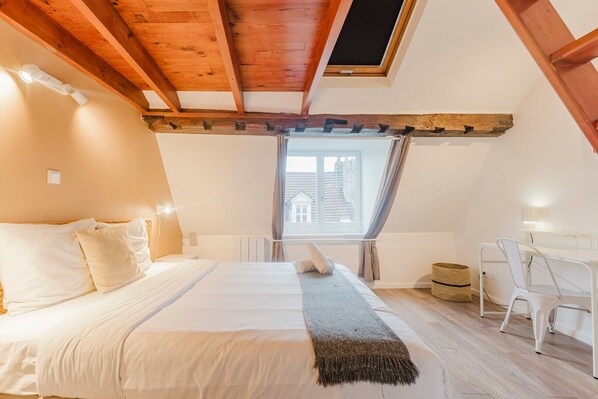 2 dormitorios, escritorio, tabla de planchar con plancha y Internet