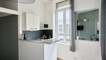 Réfrigérateur, micro-ondes, cafetière/bouilloire, grille-pain