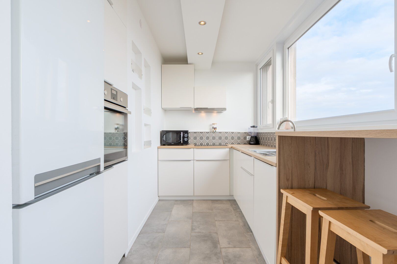 Een koelkast, een microgolfoven, een oven, een vaatwasser