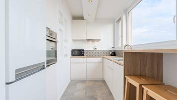 Een koelkast, een microgolfoven, een oven, een vaatwasser