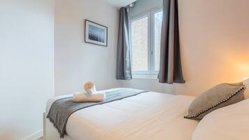 2 bedrooms, iron/ironing board, internet, bed sheets