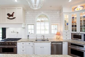 Fridge, microwave, oven, dishwasher - An Exquisite Country Stay (East Amwell Township)