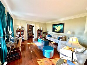 TV connectée, cheminée, écrans d'ordinateur, imprimantes