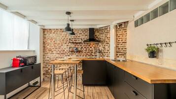 KylskÄp, mikrovÄgsugn, kaffe- och tebryggare och brödrost