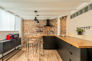 Réfrigérateur, micro-ondes, cafetière/bouilloire, grille-pain