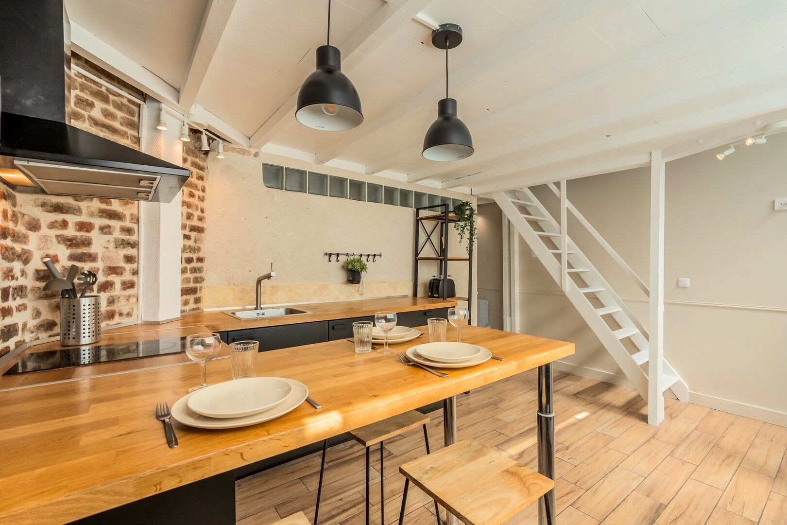 Kühlschrank, Mikrowelle, Wasserkocher mit Kaffee-/Teezubehör, Toaster