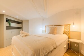 1 chambre, bureau, fer et planche à repasser, accès Internet