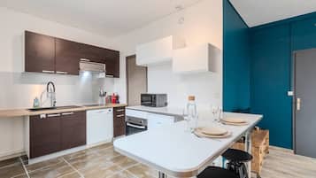 Een koelkast, een microgolfoven, een oven, een vaatwasser