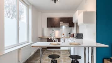 Een koelkast, een microgolfoven, een oven, een vaatwasser