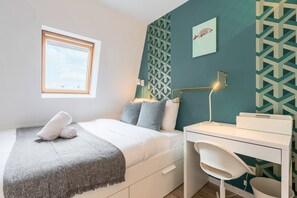 2 habitaciones, escritorio, tabla de planchar con plancha y internet 