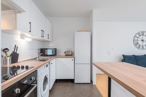 Kjøleskap, mikrobølgeovn, ovn og kokeplater