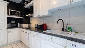 Refrigerador, microondas, horno, cafetera/tetera