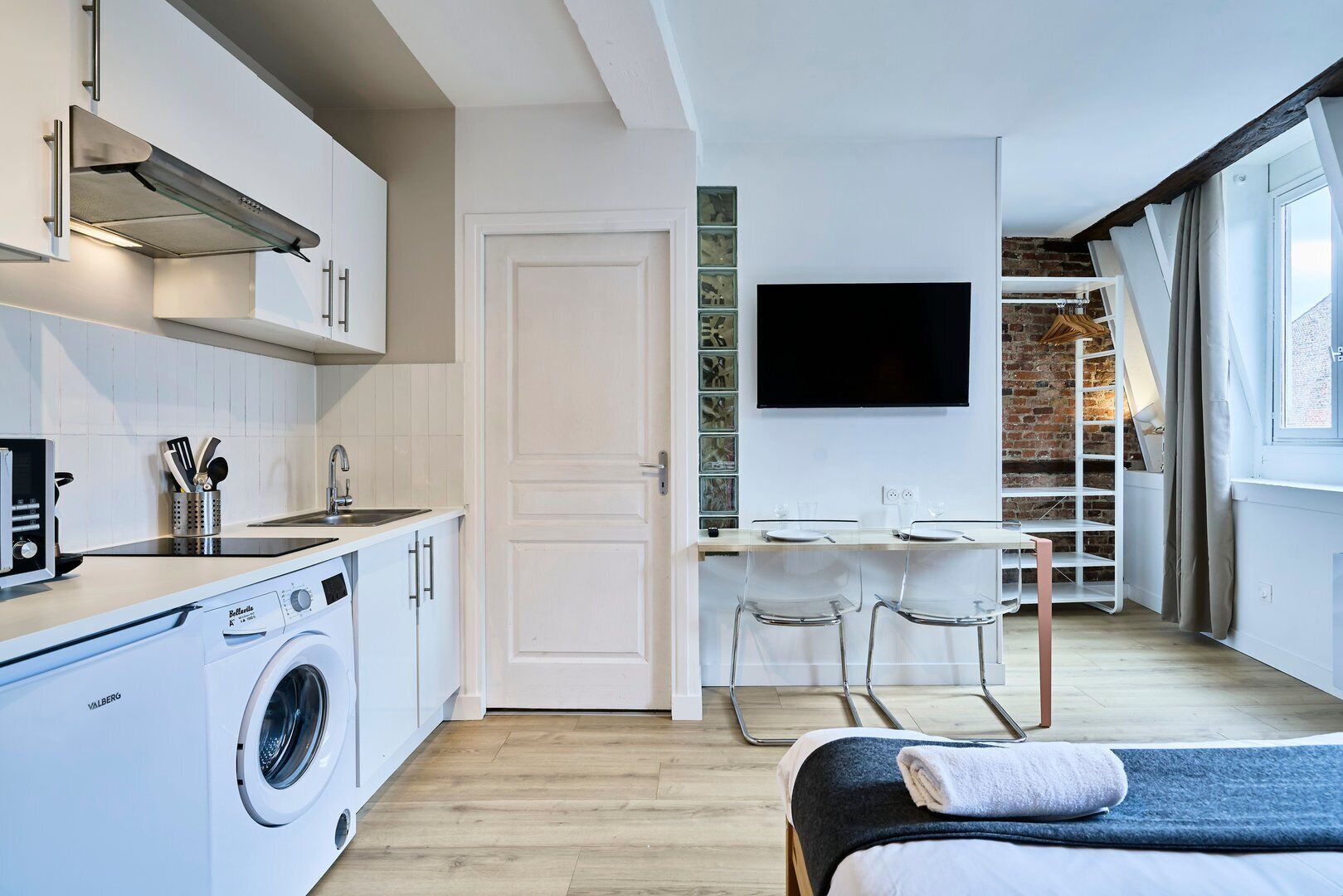 Kühlschrank, Mikrowelle, Wasserkocher mit Kaffee-/Teezubehör, Toaster