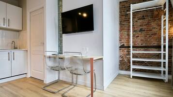 Réfrigérateur, micro-ondes, cafetiÚre/bouilloire, grille-pain