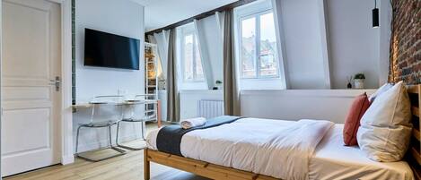 Skrivebord, strygejern/strygebræt, internetforbindelse, sengetøj