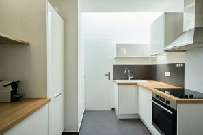 Mikrowelle, Ofen, Geschirrspüler, Wasserkocher mit Kaffee-/Teezubehör