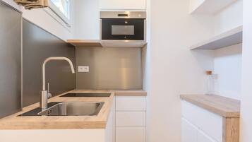 Een koelkast, een microgolfoven, een koffiezetapparaat/waterkoker