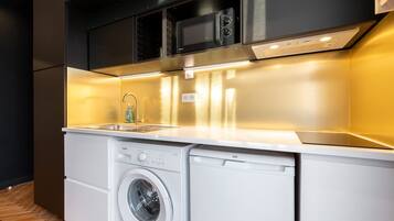 Kühlschrank, Mikrowelle, Wasserkocher mit Kaffee-/Teezubehör, Toaster