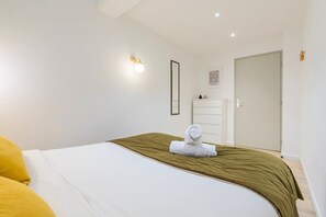 1 soverom, skrivebord, strykejern/-brett og internettilgang