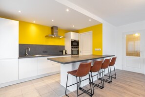 Kylskåp, mikrovågsugn, ugn och diskmaskin