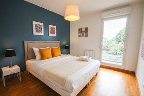 1 dormitorio, escritorio, tabla de planchar con plancha y Internet