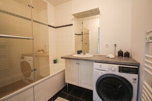 Sèche-cheveux, serviettes fournies